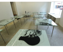 Tische, Edelstahl und Glas, emailliert, 100 x 100 cm